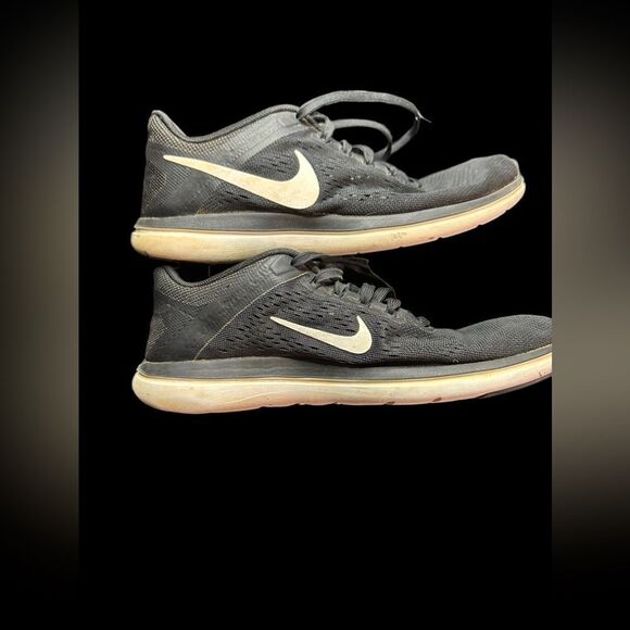Nike women’s Flex Run size 7M black with white trim running shoes pre-owned - Picture 6 of 9